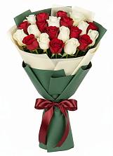 Букет Микс из красных и белых роз в Пелагиаде