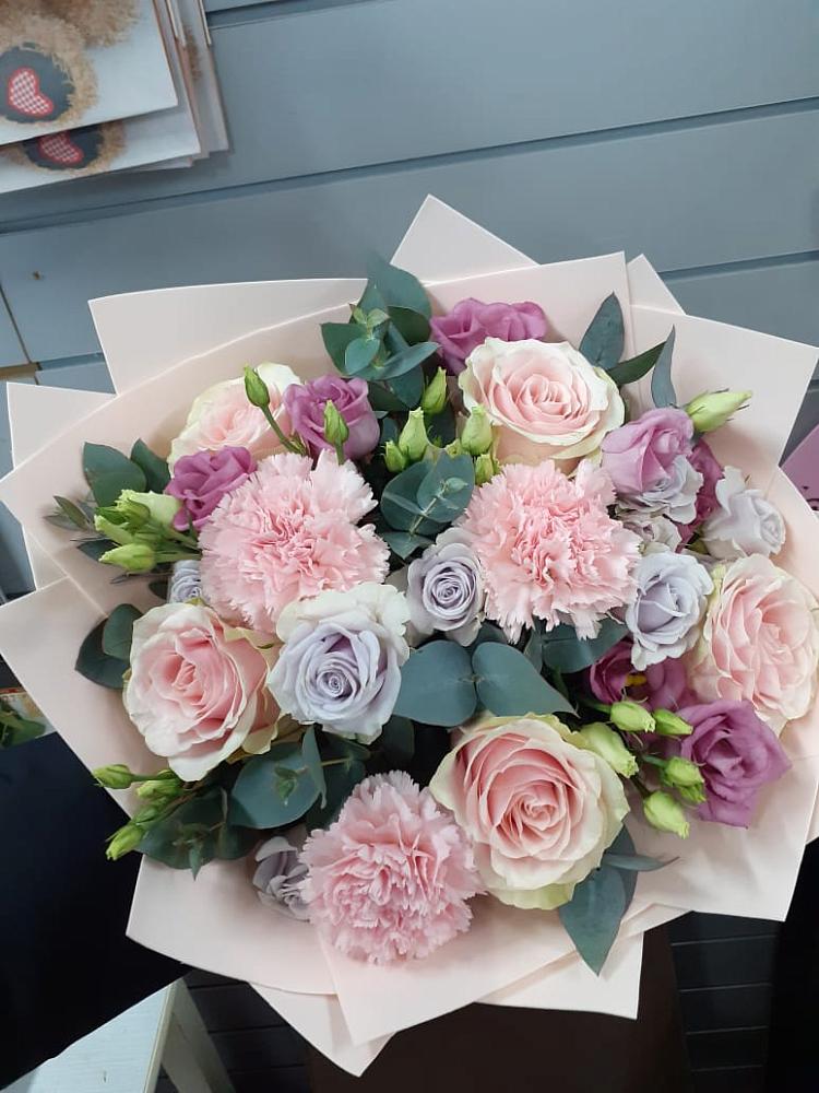 Букет цветов из: Розы, Гвоздики и Лизиантусы в Пелагиаде